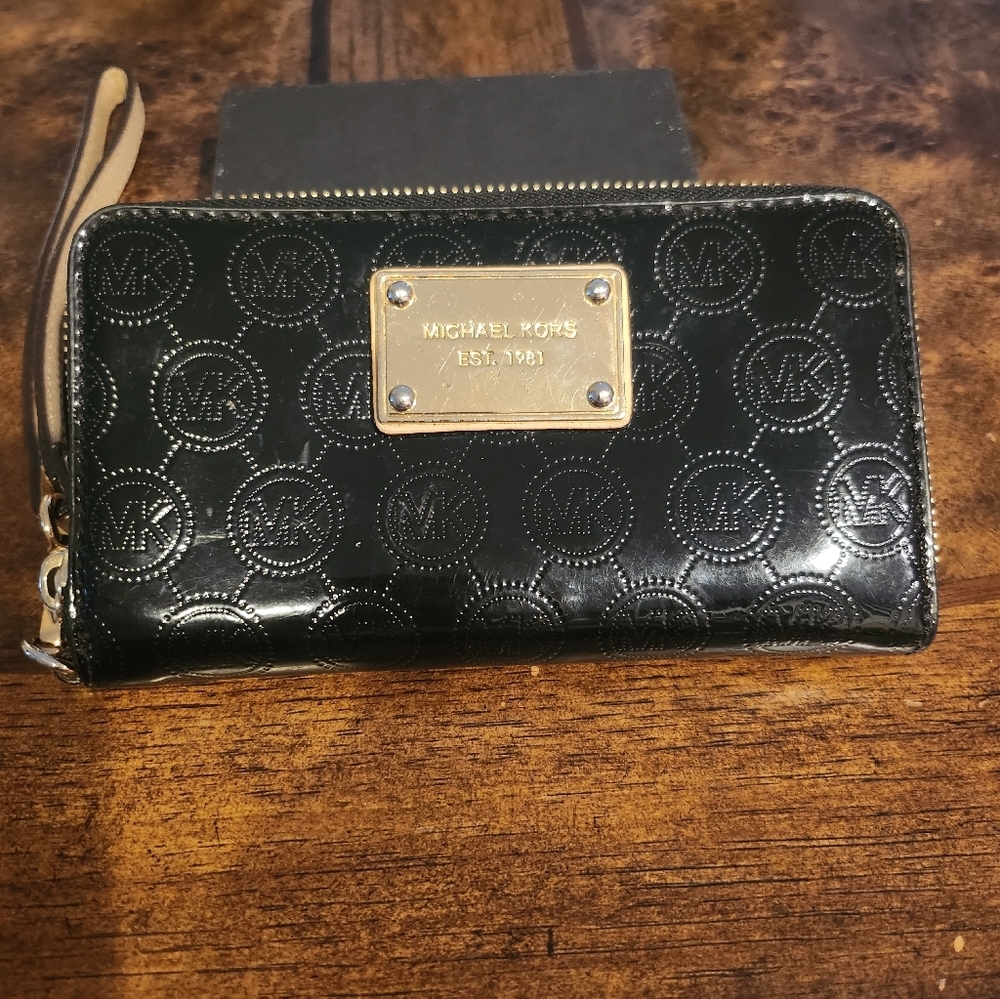 Michael Kors patent leather Wristlet